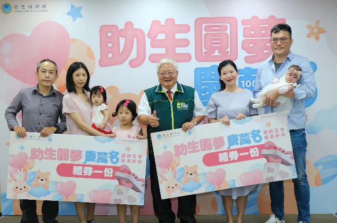 國健署自110年7月1日起，實施「擴大不孕症治療（試管嬰兒）補助方案」，圖分別為受補助夫妻所生第一千(左)和第一萬名(右)試管嬰兒全家福。 圖：國健署提供
