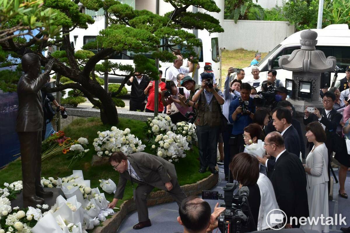 各界日本友人到場向安倍晉三銅像獻花致意。 圖：孫家銘攝