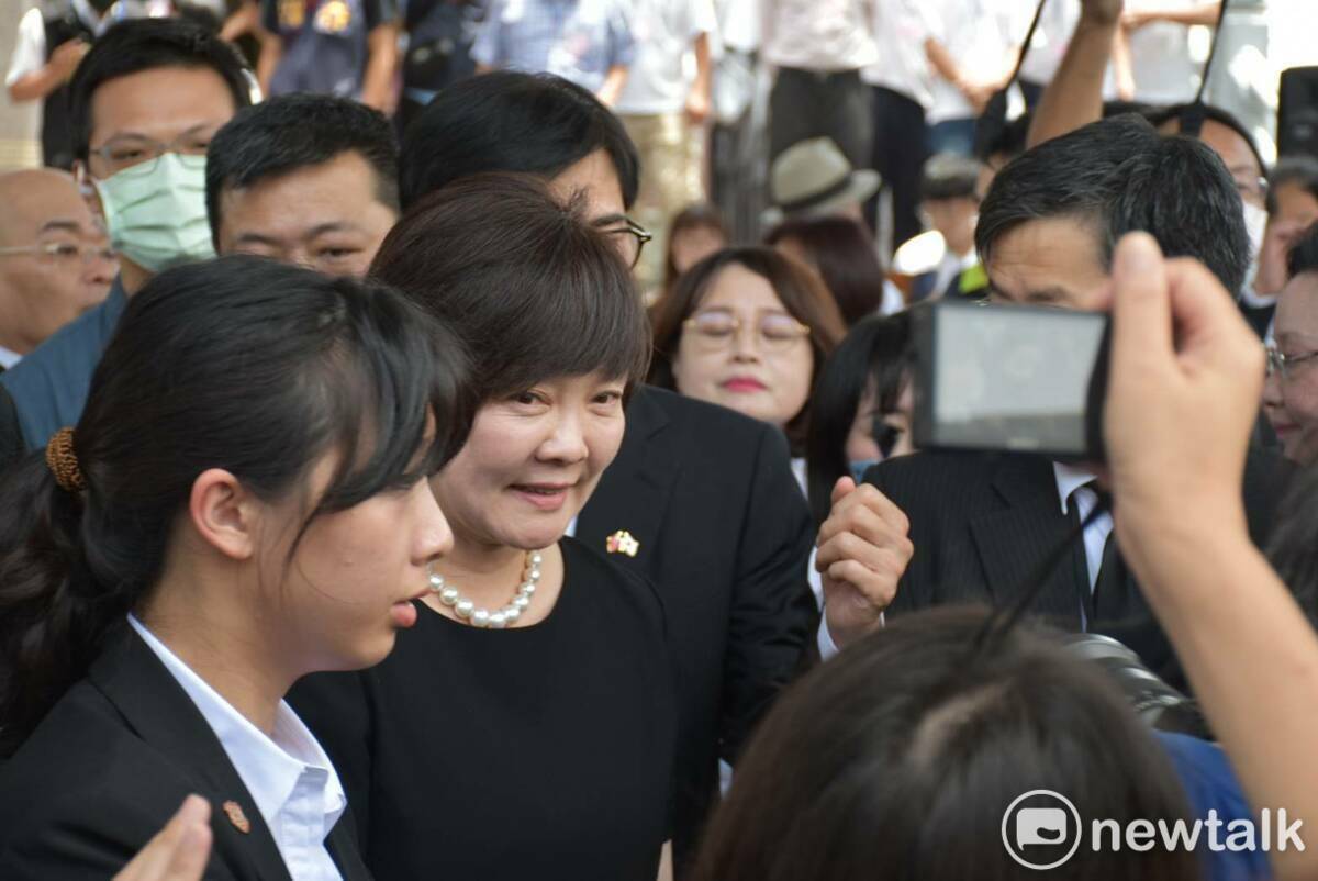 安倍昭惠到場為丈夫安倍晉三銅像獻花，並感謝台灣人民的善意。 圖：孫家銘攝