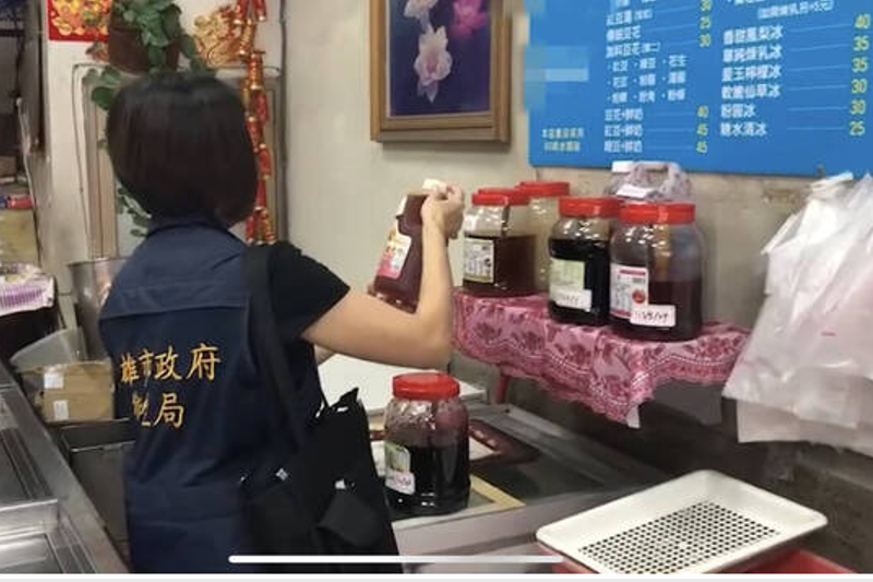高雄市一家知名剉冰店發生食物中毒事件，11名受害者有１名兒童因疑似腎衰竭被送加護病房，高市衛生局的檢測結果顯示沙門氏菌呈陽性。 圖：高雄衛生局／提供
