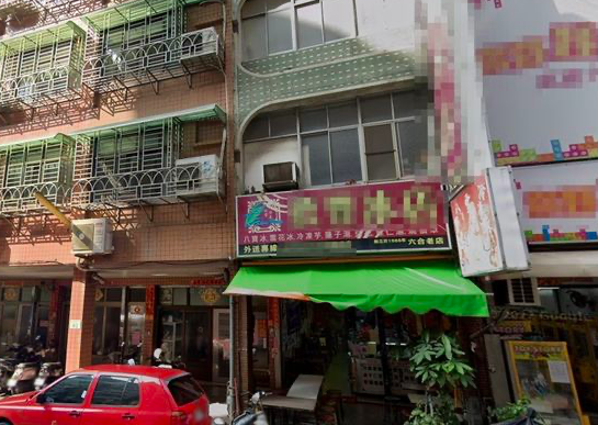 高雄知名冰店發生沙門桿菌中毒事件，造成44人就醫，其中包括一名懷孕30週的孕婦，有網友對此表示不解，讓婦產科名醫蘇怡寧跳出來說明吃冰對孕程並無影響。 圖：翻攝自Google Map