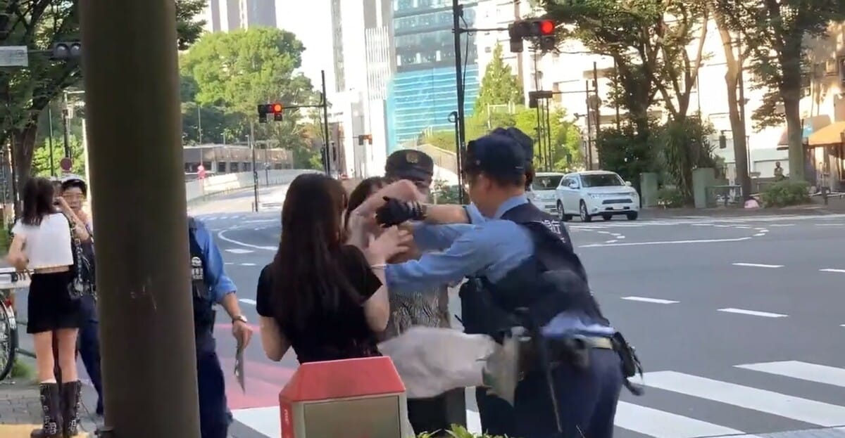 幾名中國女姓與日本警察發生衝突，並對警察拳打腳踢，而警察絲毫沒有還手。 圖：翻攝自縱橫日本推特