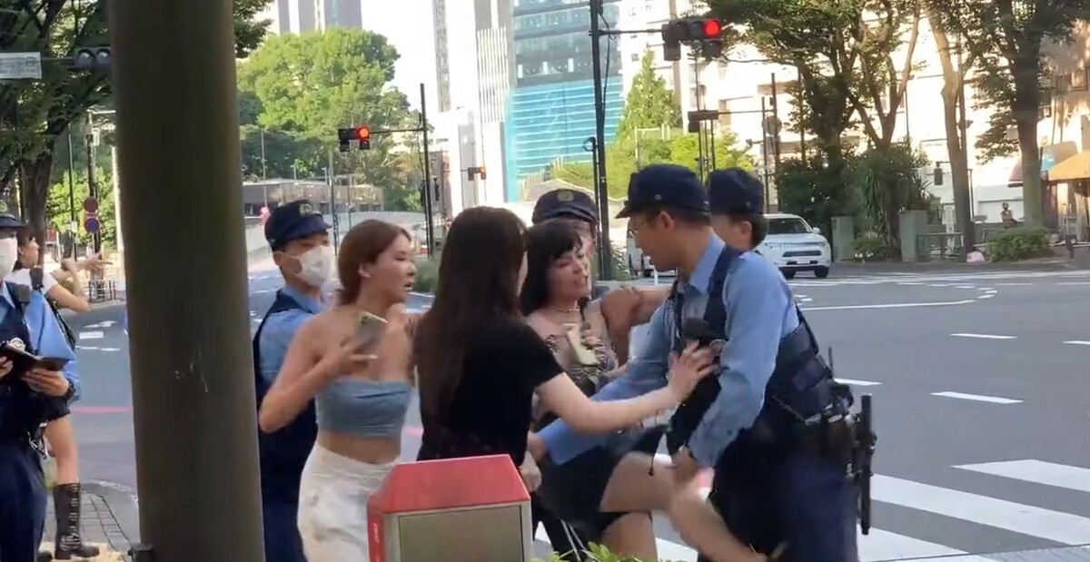 17 日早上新宿街頭，幾名中國女性與日本警察爆發衝突，並對警察進行攻擊。 圖：翻攝自縱橫日本推特