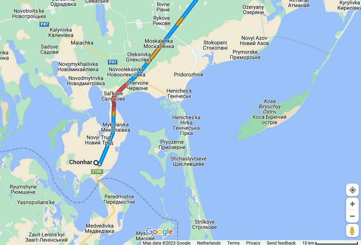 根據 Ｇoogle 地圖顯示，離開克里米亞半島的唯一陸路，湧現大量車潮，已回堵近 10 公里。 圖：翻攝自推特@Gerashchenko_en