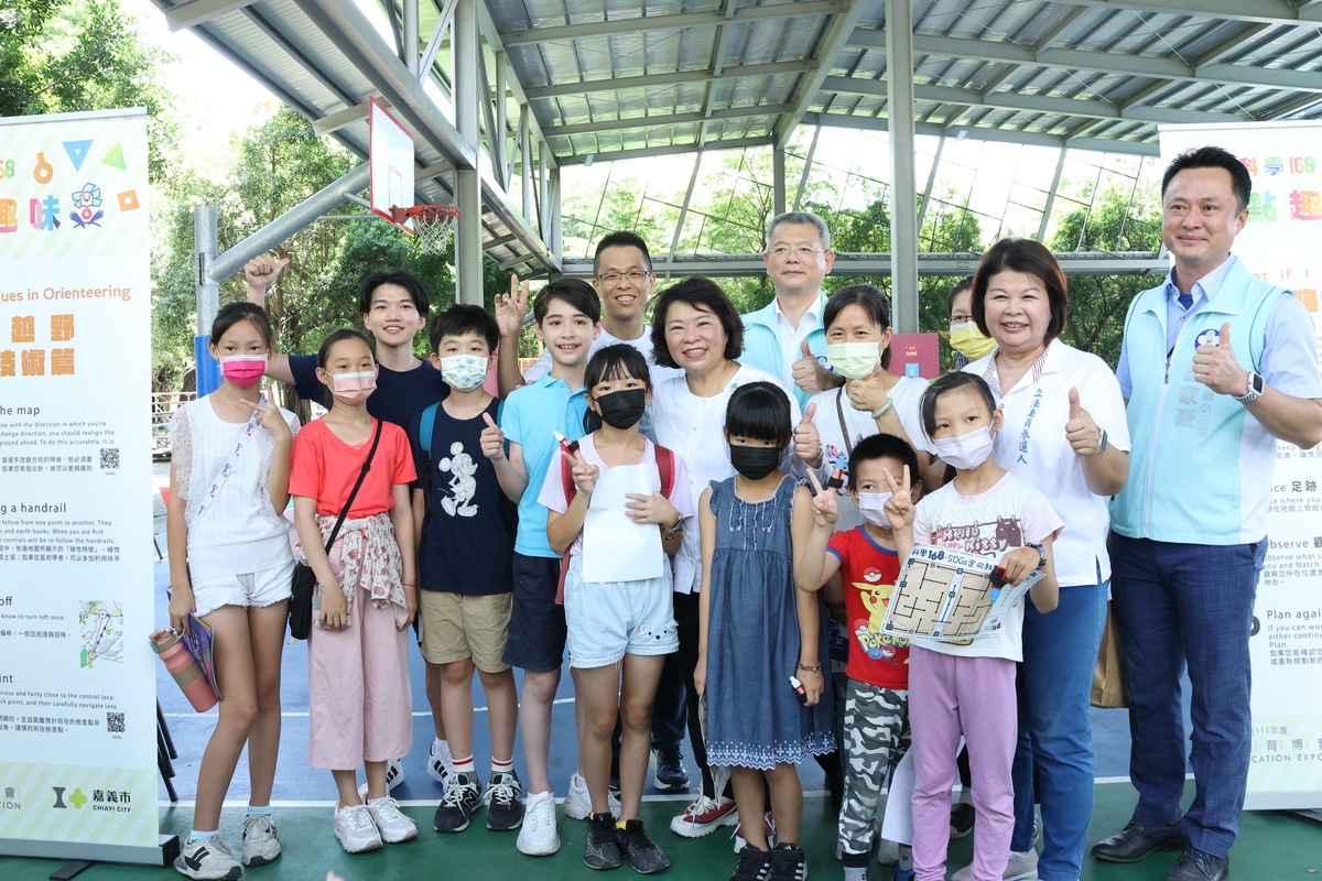 嘉義市長黃敏惠、市議員同時也是立委參選人張秀華參與定向越野的學生合影。 圖：嘉義市政府/提供
