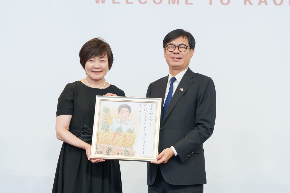 陳其邁(右)致贈安倍昭惠台灣年輕網路插畫家的作品。 圖：高雄市政府提供