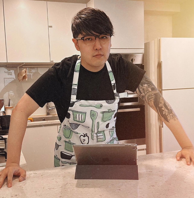 志祺七七的經典造型是厚重的斜瀏海。 圖：翻攝自志祺IG