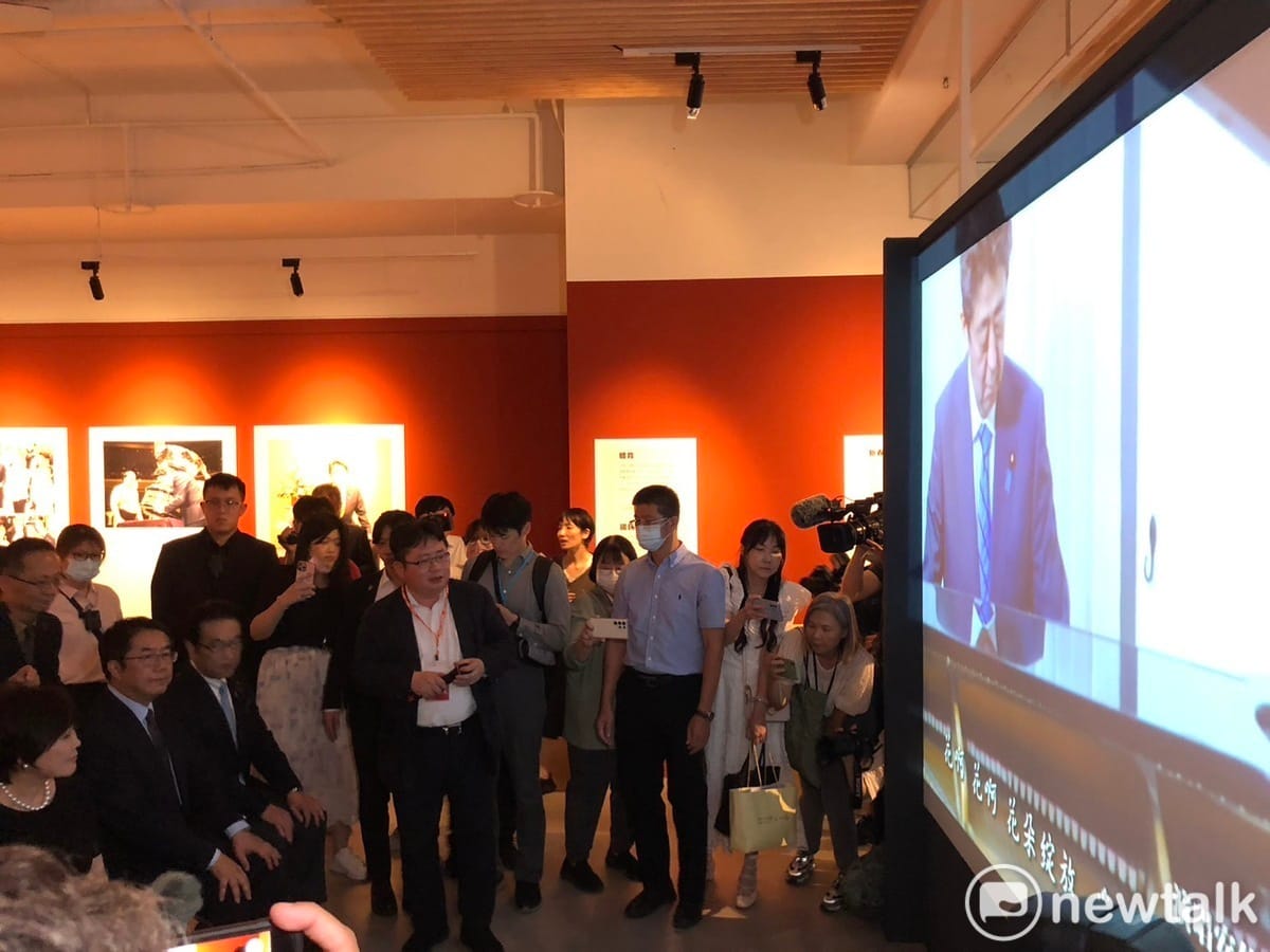參訪過程中，安倍夫人看到安倍彈鋼琴的影片，一直深情凝視著畫面，在她與安倍的結婚照前，更是駐足良久，鶼鰈情深溢於言表。 圖：黃博郎／攝