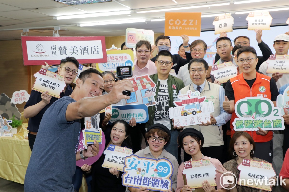 台南市政府於7至11月期間推出一系列台灣好行推廣活動，除依據不同客群設計6大主題24場次的示範遊程，更結合食、宿、遊、購發行400份限量主題套票及拍照打卡抽獎活動，今日市府舉行記者會，由台南市長黃偉哲親自主持，力推台南旅遊景點。 圖：台南市政府提供