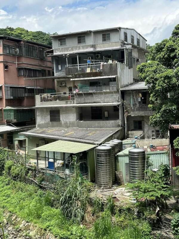 張錦豪表示，黃國昌家是「超級違建」還侵占國有地。 圖：翻攝張錦豪臉書