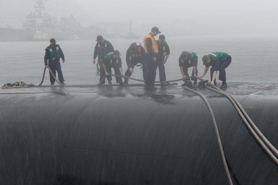 美軍戰略核潛艦「肯塔基號(SSBN-737)」18日駛入南韓釜山。 圖：翻攝US NAVY
