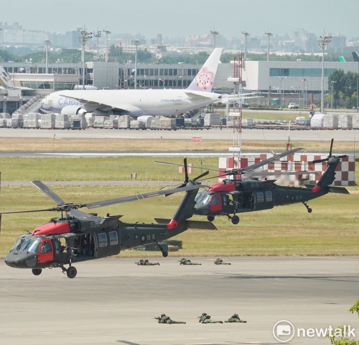 國軍漢光演習在桃園機場演練機場遭敵軍攻擊的應變能力，場面逼真。 圖：張良一／攝（資料照）
