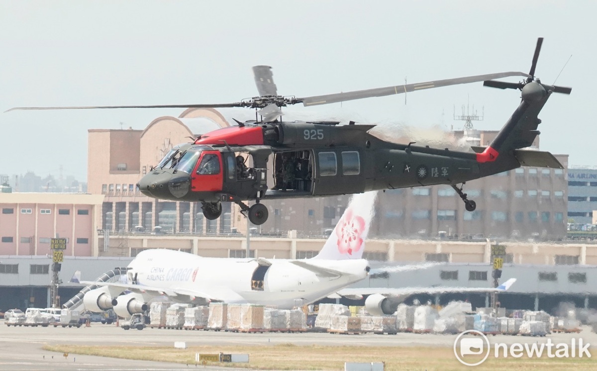 模擬敵軍的黑鷹直升機載運敵特戰人員攻擊桃園機場。 圖：張良一/攝