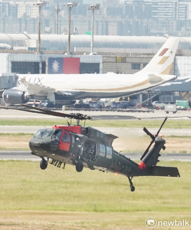 模擬敵軍的黑鷹直升機載運敵特戰人員攻擊桃園機場。 圖：張良一/攝