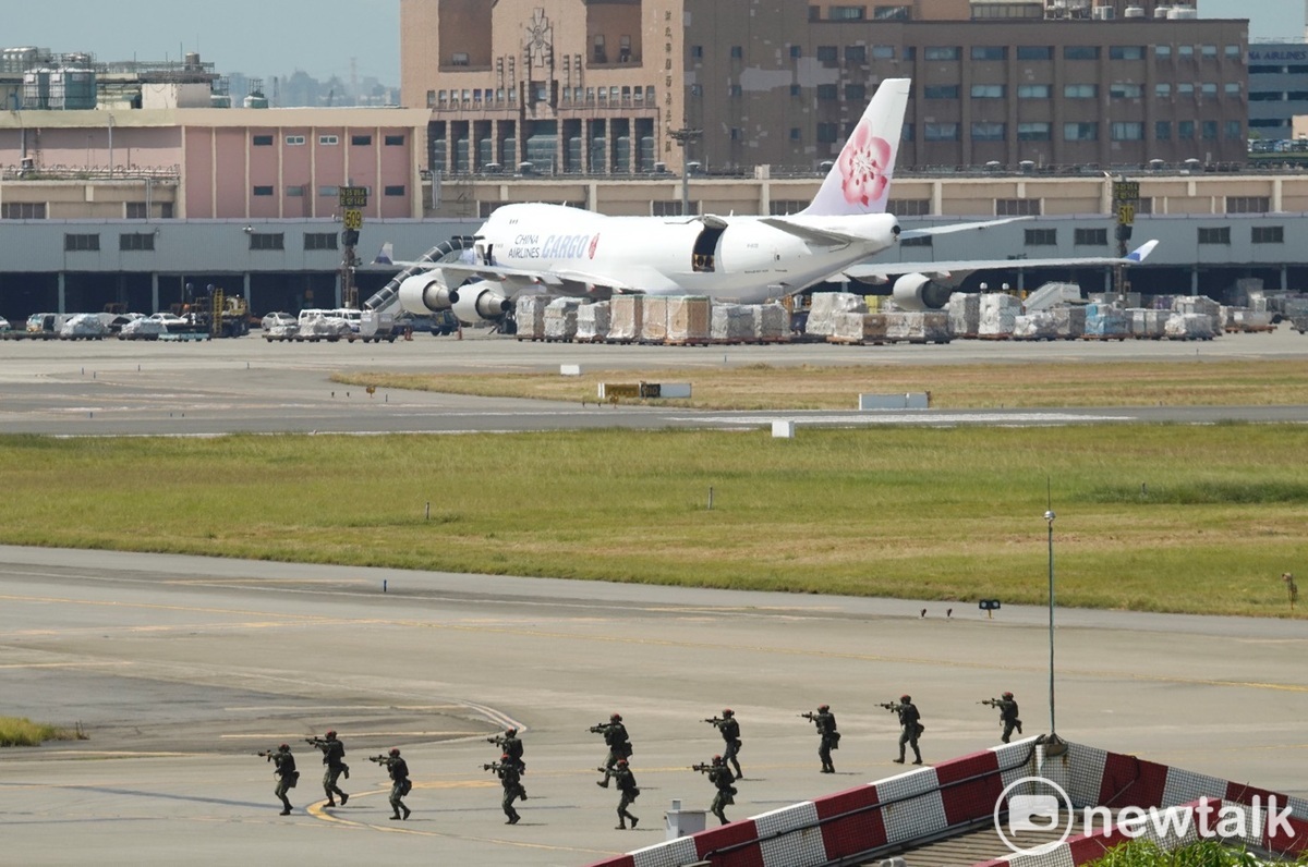模擬敵軍的特戰人員一波波的攻擊桃園機場。 圖：張良一/攝
