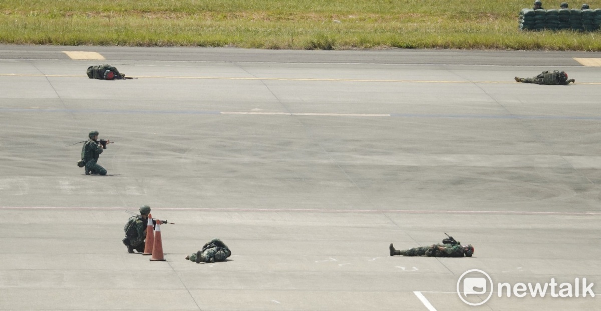 國軍特過強大火力壓制並殲滅敵特戰人員。 圖：張良一/攝