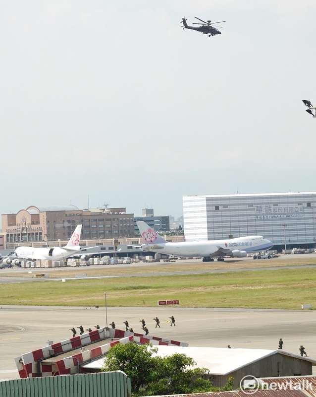 模擬敵軍的特戰人員一波波的攻擊桃園機場，而模擬敵軍的阿帕契攻擊直升機在空中掩護敵特戰人員。 圖：張良一/攝