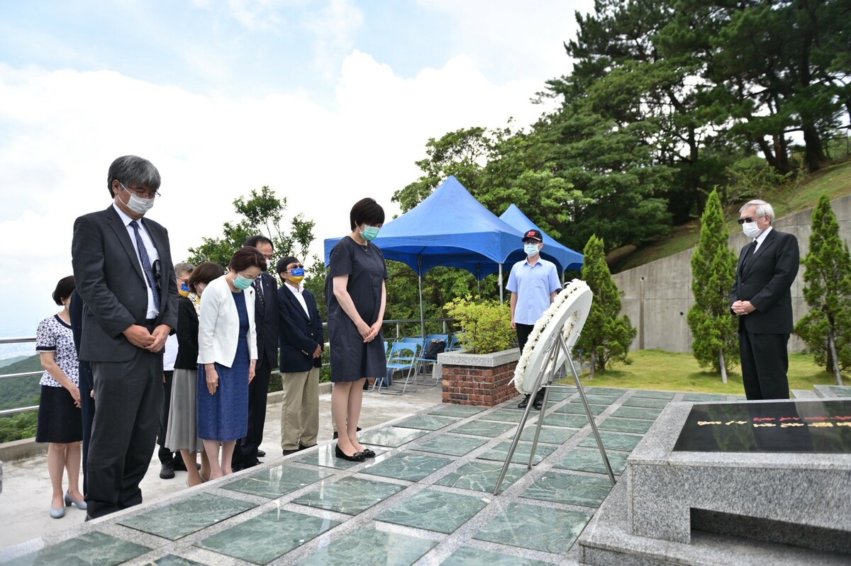 安倍昭惠到李登輝墓前致意