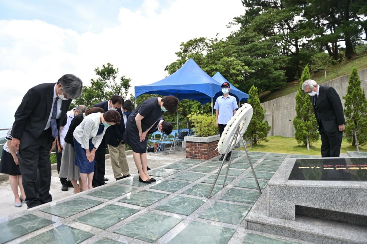 安倍昭惠到李登輝墓前致意 圖：李登輝基金會提供