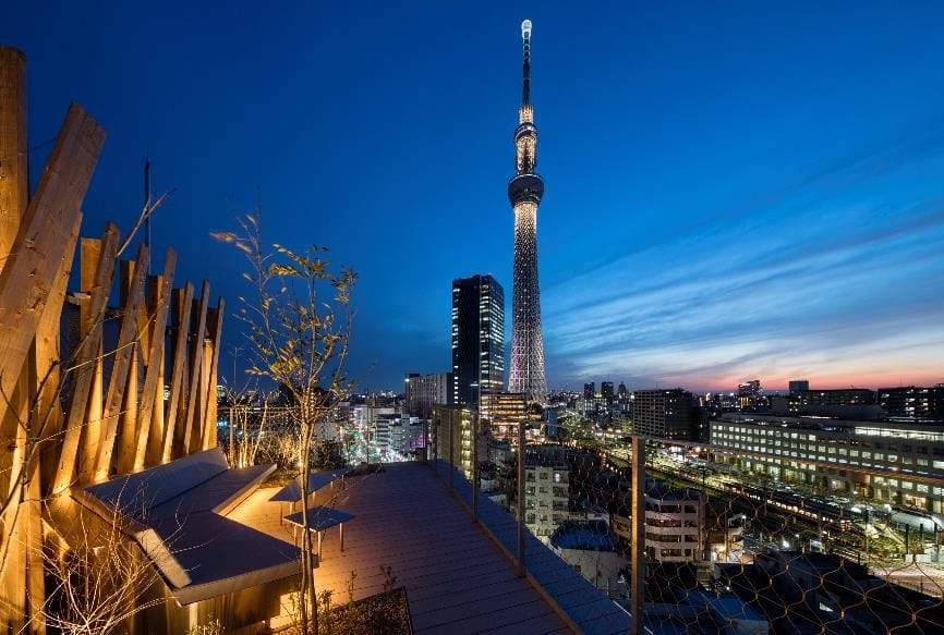 ONE＠Tokyo最高層的「@rooftop」可180度眺望壯闊夜景。 圖：© ONE＠Tokyo／提供