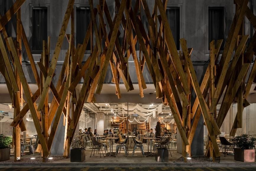 「ONE@Tokyo」的外觀與家具設計，皆由世界級建築家隈研吾監修，融合了傳統的木材工法與工業質感。 圖：© ONE＠Tokyo／提供