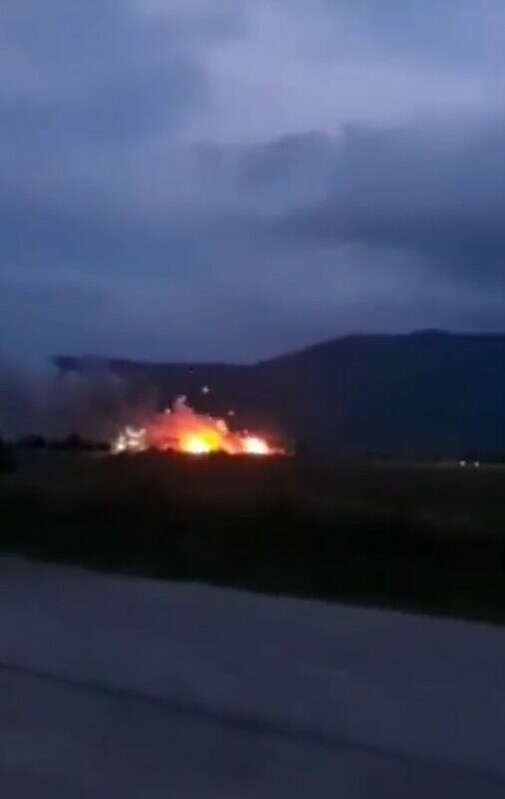 俄軍位於克里米亞的軍火倉庫已被爆炸摧毀，俄軍損失了一部分軍事資源。 圖：翻攝自 Igor Sushko 推特