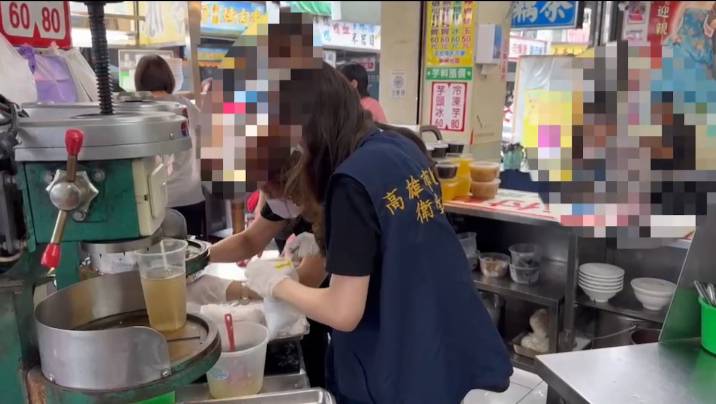 高市衛生局嚴格稽查冰店。 圖：高雄市衛生局提供（資料照）