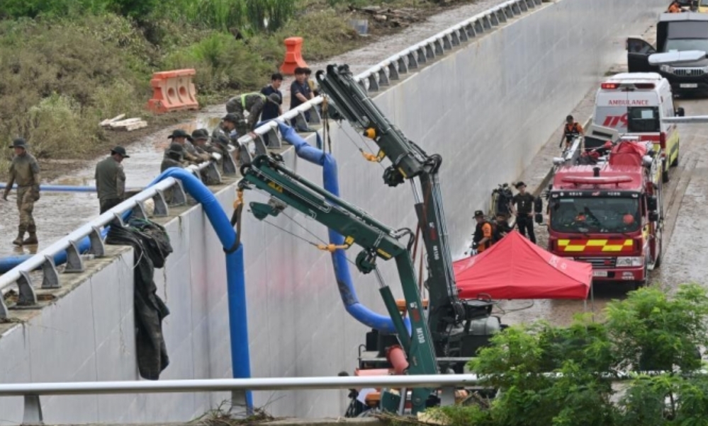 15輛汽車因暴雨被困在地下隧道中，韓國士兵正在往隧道里抽水。 圖：翻攝自中新網