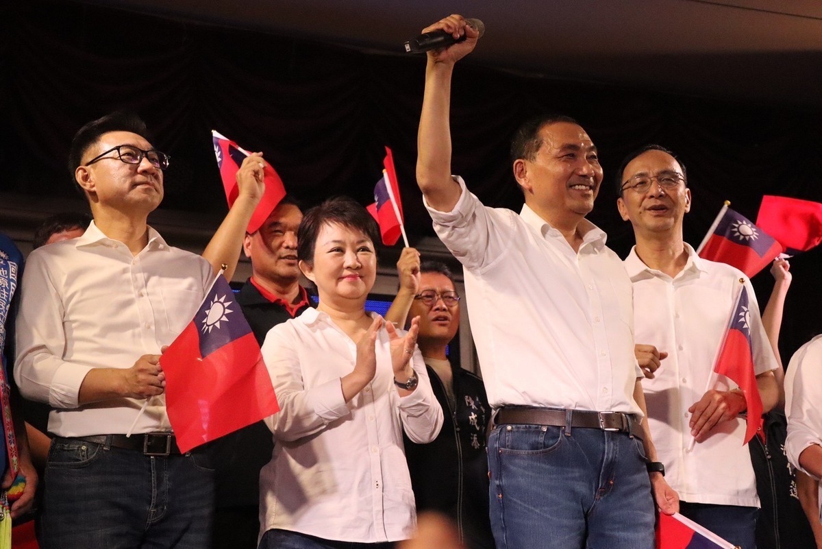 侯友宜向現場所有民眾懇託，要大家一起團結、迎向最後的勝利，完成政黨輪替、國會過半。 國民黨台中市黨部/提供