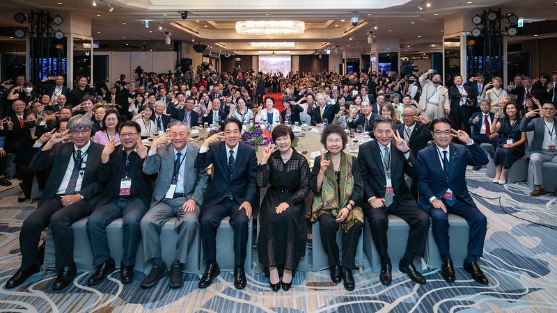 安倍昭惠與副總統、出席人員合影。 圖：取自總統府網站