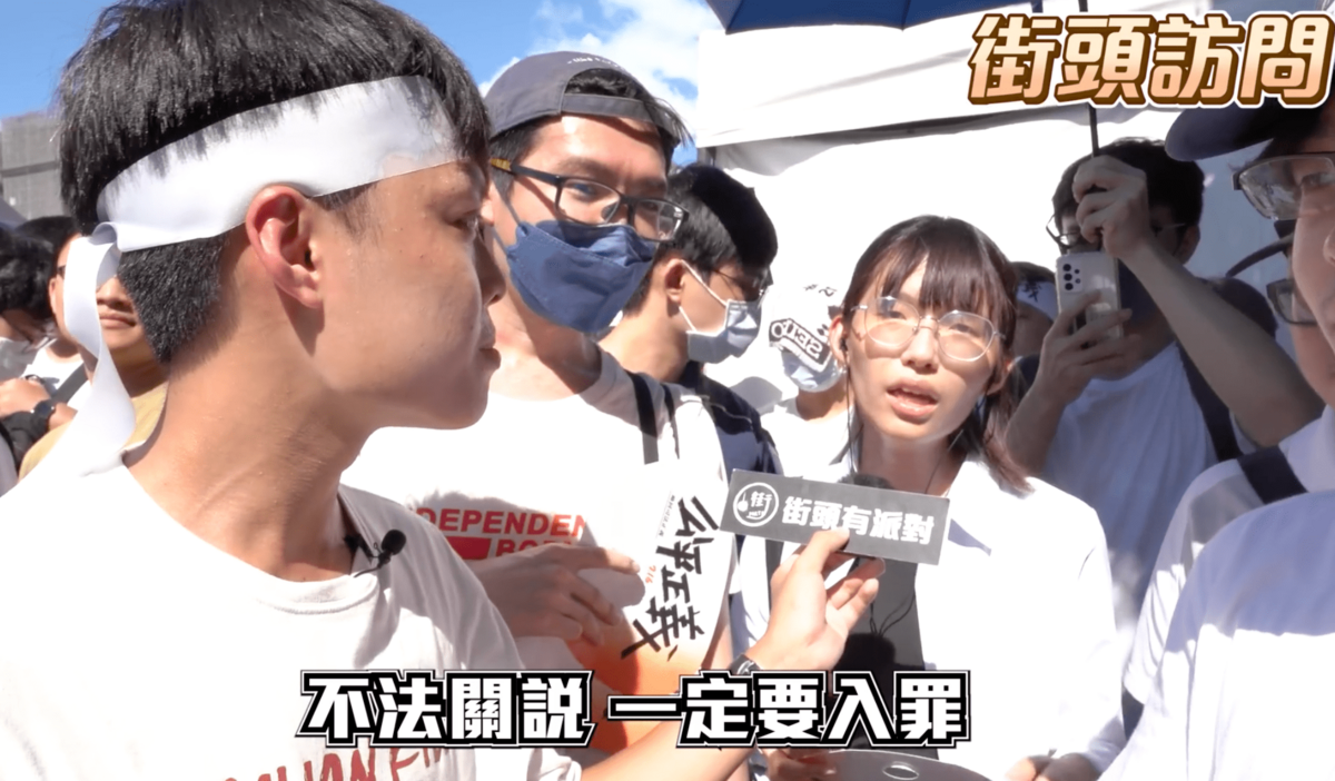 「四叉貓」劉宇發現，Youtuber上架716遊行的街訪影片，其中一名受訪者是民眾黨的黨代表，狠酸「這位算不算職業學生？」 圖：擷取自「街頭有派對」【木炭民調】YouTube頻道