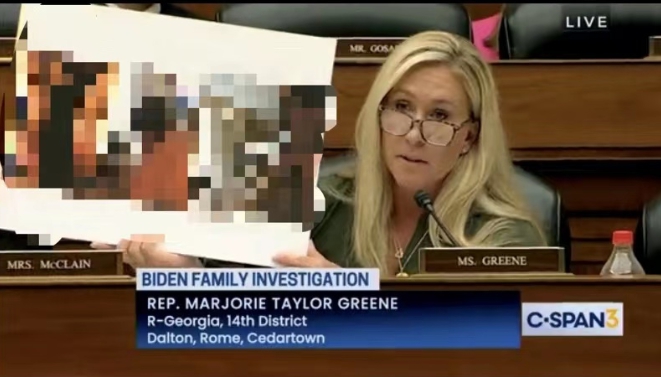 共和黨籍眾議員瑪喬麗•泰勒•格林掏出美國總統之子杭特·拜登進行性行為時的裸體照片，引發爭議。 圖 : 翻攝自美國國會頻道C-SPAN