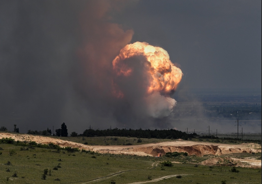 克里米亞基洛夫區一個軍事訓練場發生大爆炸，當地政府計畫疏散該訓練場周邊 4 個村莊的居民，疏散人數超過 2,000 人。 圖 : 翻攝自澎派影像
