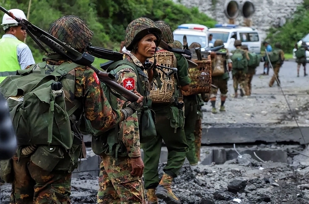 緬甸國防軍正在行軍。 圖：翻攝自緬甸中文網