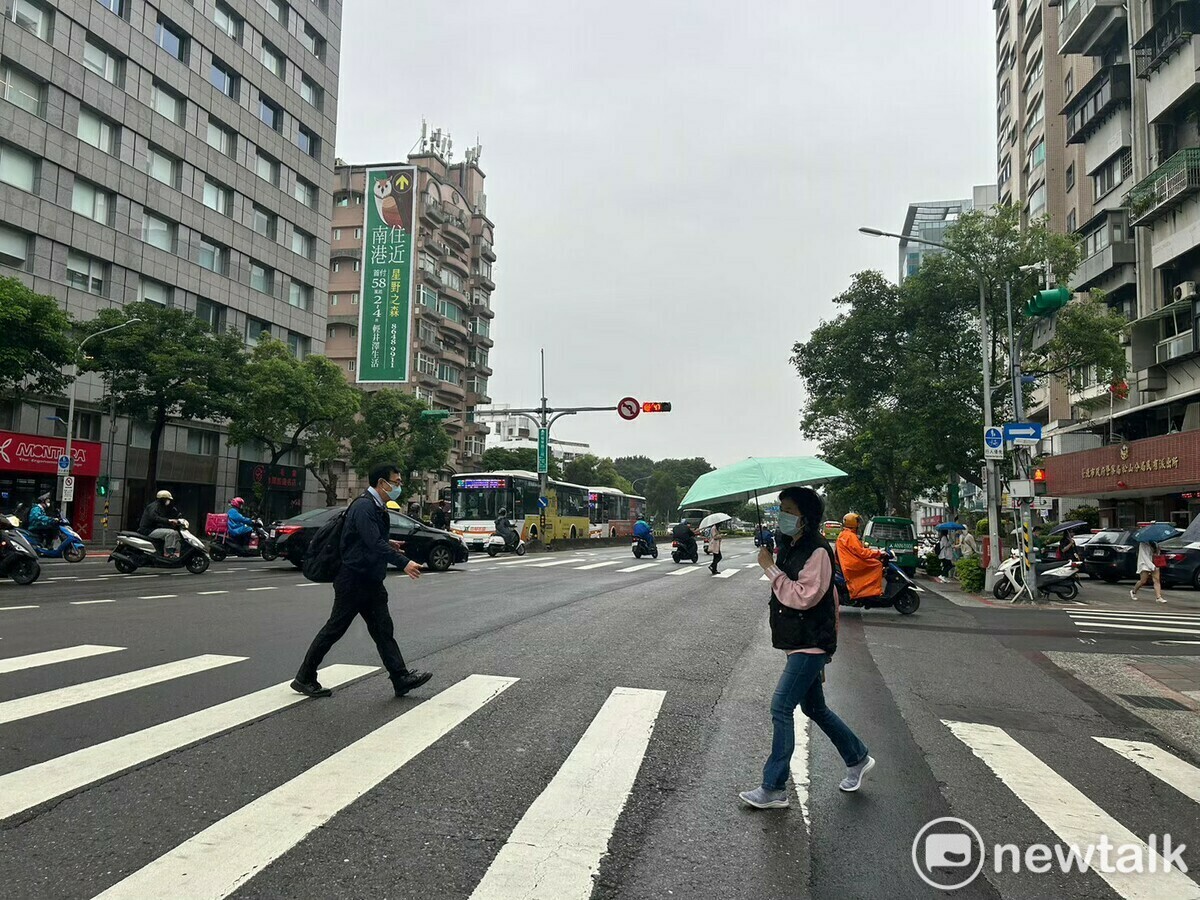 今(20)日白天仍偏熱，北台灣高溫仍有31度，不過氣象專家吳德榮表示，午後局部陣雨或雷雨機率提高，東半部、南部地區及澎湖、金門、馬祖有局部短暫陣雨或雷雨。 圖：林岑韋／攝（資料照）