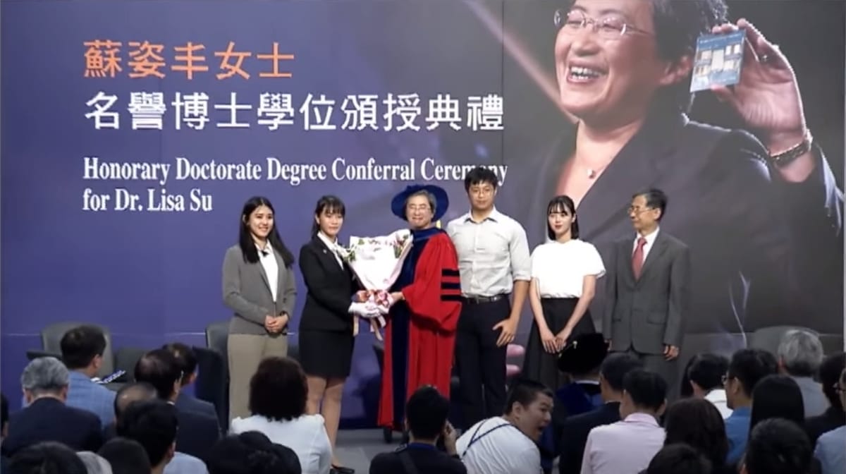 國立陽明交通大學頒授蘇姿丰女士名譽博士學位典禮合照。 圖：擷取自國立陽明交通大學youtube頻道