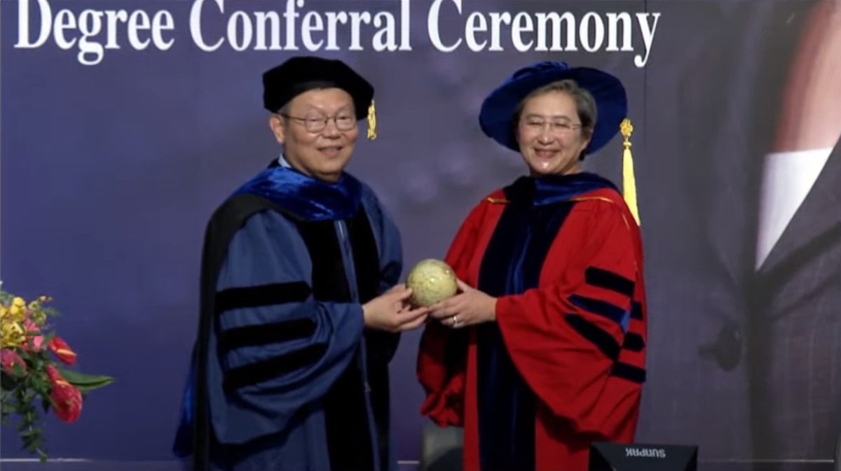 陽明交通大學校長林奇宏致贈AMD執行長蘇姿丰紀念品。 圖：取自陽明交通大學youtube頻道。
