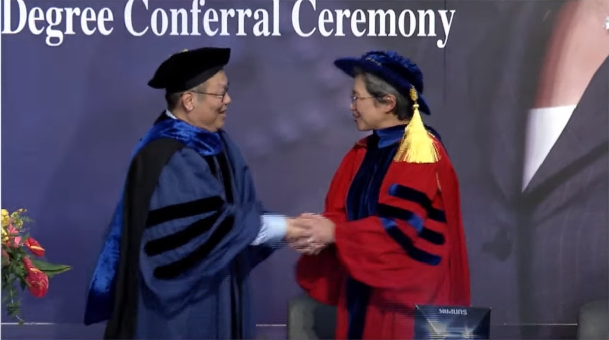 陽明交通大學校長頒贈蘇姿丰名譽博士學位證書。 圖：取自陽明交通大學youtube頻道。