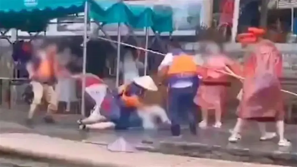中國陽朔一處風景區傳出遊客遭筏船工人以船槳毆打。 圖：翻攝自極目新聞