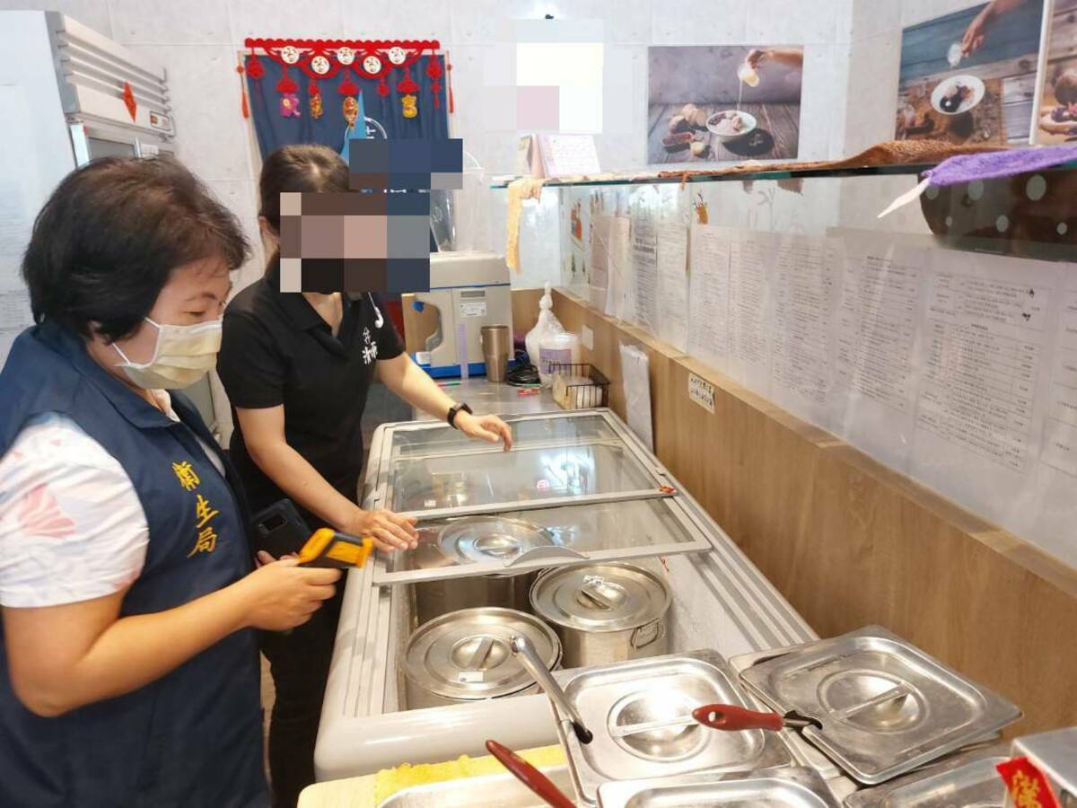 衛生局稽查抽驗飲冰品，保障民眾飲食衛生安全。 圖：高雄市衛生局提供