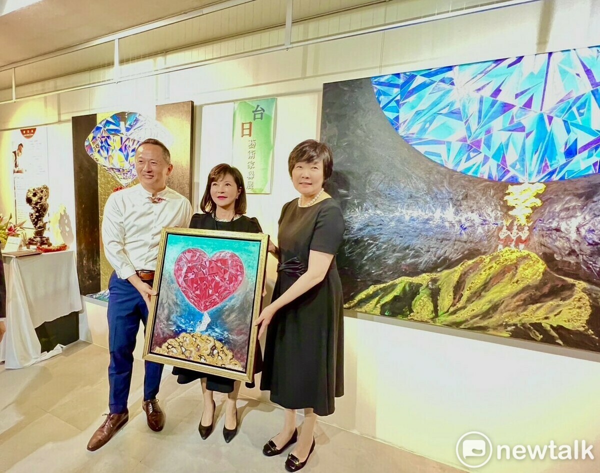廖文良為表達台灣人民對安倍晉三的感念和對夫人的祝福，在安倍夫人觀展時，特別致贈一幅「太湖石載太極」─「轉身」系列代表作品，作品中有一名舞者站在太湖石上翩然起舞，頂著紅色心型鑽石綻放光芒照耀大地，期待夫人續用其魅力創造新生命，對人類做出貢獻；也寓意人生總要經過很多穿越與轉身去面對生離死別與慈悲喜舍。 圖：黃博郎／攝