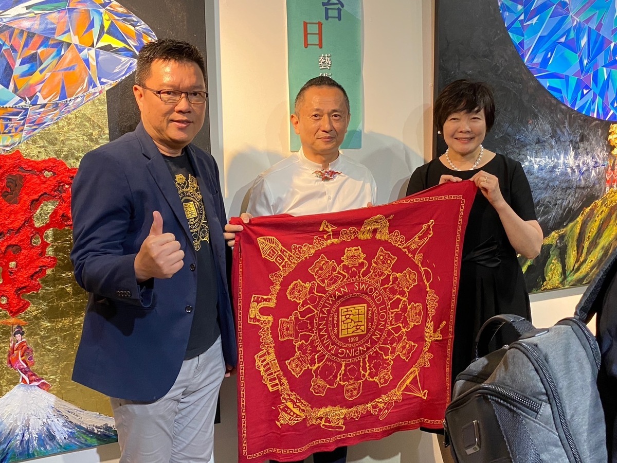 文創設計家施伯鋒送上劍獅曼陀羅安平平安紅金巾，祝福「安倍安倍、平安加倍」，代表台灣人民對安倍晉三的感念和對夫人的祝福。 圖：黃博郎／攝
