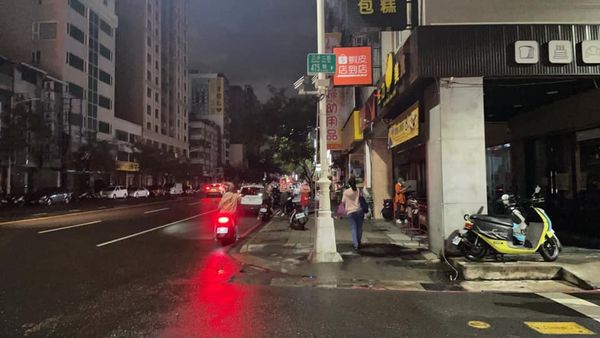 高雄苓雅區20日晚間發生無預警停電。 圖：翻攝高雄美食地圖臉書