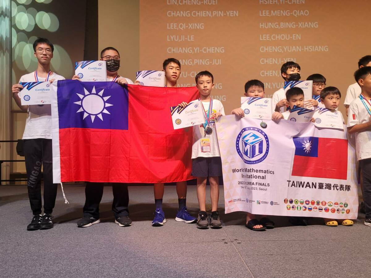林元溥(中)為台灣代表隊奪金。 圖：高雄市龍華國小提供