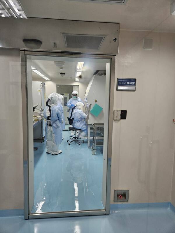 台北榮總與陽明交大首度合作開設的「高防護實驗室人才培訓專班」首度曝光。 圖：台北榮總／提供