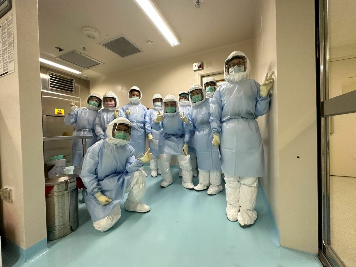 台北榮總與陽明交大首度合作開設的「高防護實驗室人才培訓專班」首度曝光，學員於北榮生物安全第三等級(BSL-3)實驗室合影。 圖：台北榮總／提供
