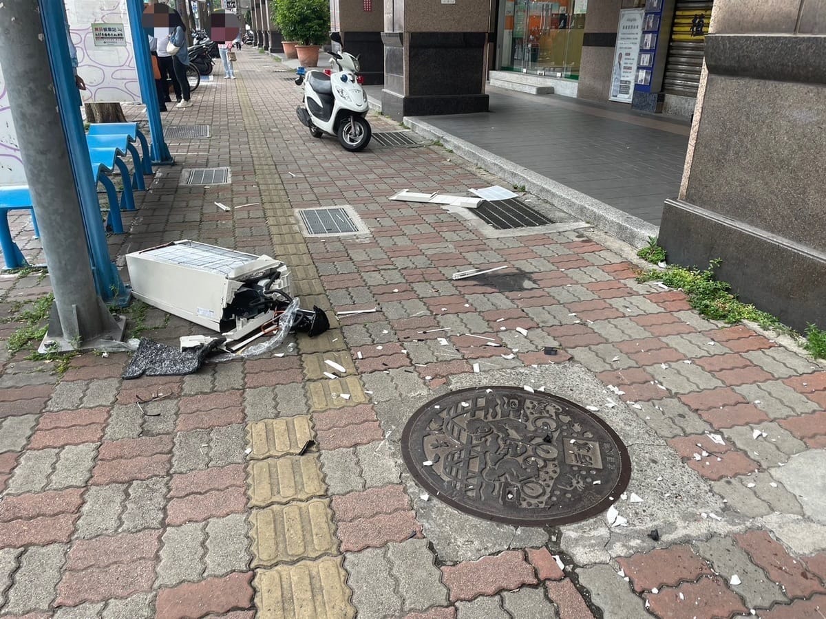 21歲黃姓女大生20日在板橋新埔捷運站附近等公車時，遭意外掉落的冷氣機砸中，傷重不治。 圖：林昀真/翻攝