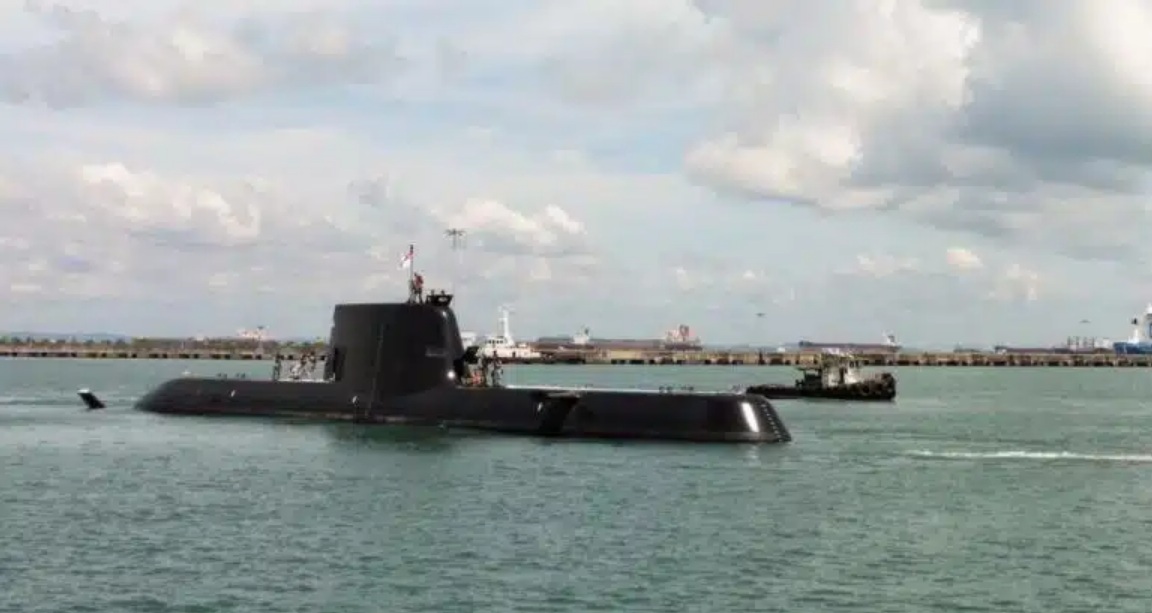 新加坡購買德製「無敵級」218SG柴電潛艦「完美號(RSN Impeccable)」，首次在新加坡海域公開亮相。 圖：翻攝Singapore Mindef
