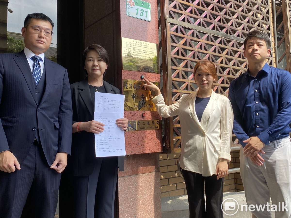 柯文哲競選總幹事黃珊珊今在民眾黨副祕書長許甫、副總幹事暨發言人陳智菡、黨發言人李頂力等人陪同下，前往北檢按鈴提告。 圖：周煊惠 / 攝