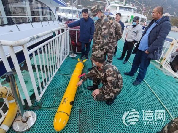 2021 年 11 月 25 日， 1 艘漁船在山東省青島市打撈到一枚疑似「魚雷」的儀器。 圖：翻攝自信網
